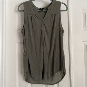 Sleeveless shirt